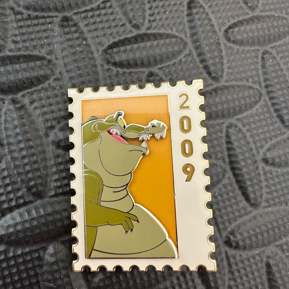 Princess and the Frog Louis 2009 Employee Center Pin LE 250